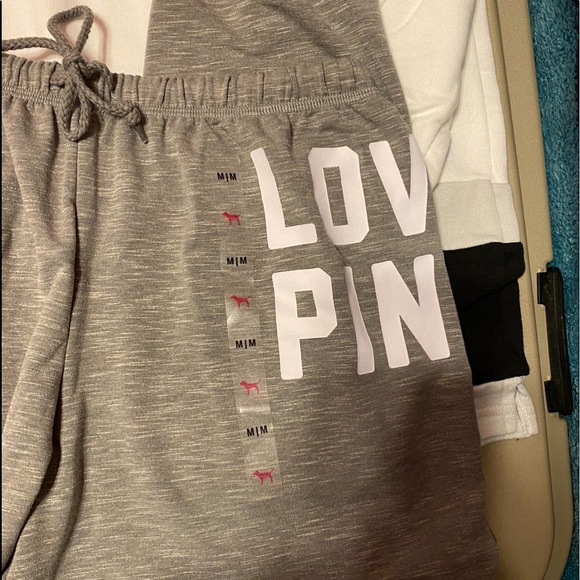 VS PINK CLASSIC JOGGERS VARSITY PULLOVER SET - Picture 13 of 15